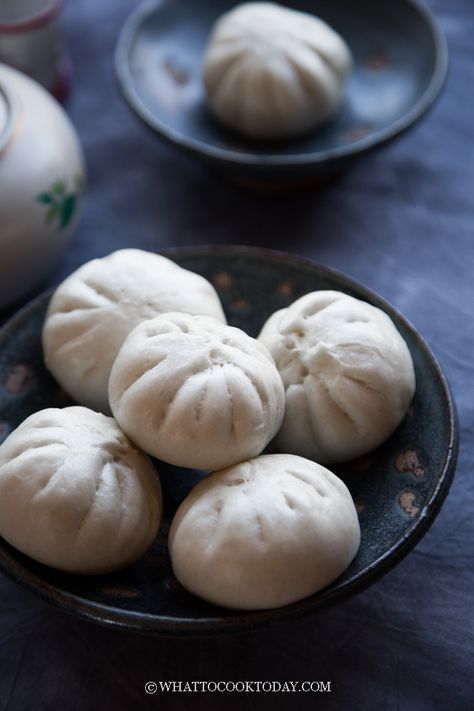 Soft Fluffy Chinese Steamed Buns with Coconut Filling Steamed Pork Buns, Pork Bun, Dim Sum Recipes, Steamed Cake, Steam Recipes, Pork Buns, Bread Bun, Bbq Pulled Pork, Steamed Buns