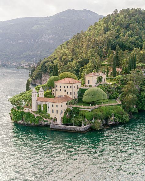 9 must-see sites for your Lake Como honeymoon Lake Como Honeymoon, Italy Lookbook, Editorial Bride, Elopement Venues, Villa Balbianello, Lake Como Villas, Italian Wedding Venues, Perfect Honeymoon, Dream Bigger