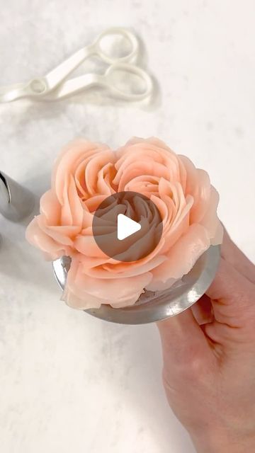 Dara Waitkus on Instagram: "Want to know what tips to use to pipe this Juliet Rose? Hint: there are not many! 🌹#buttercreamflowers #buttercream #buttercreamflorals #edibleart" How To Make A Buttercream Rose, Roses On Cakes Buttercream, Buttercream Dahlia Tutorial, Floral Baking, Palette Buttercream Flowers, Buttercream Rosebuds, Rose Buttercream, Juliet Rose, Buttercream Roses