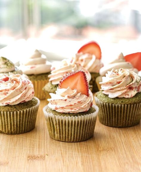 These cupcakes feature a light and fluffy matcha sponge, filled with a home-made strawberry jam and topped with a strawberry buttercream. I love the combination of the slightly bitter matcha flavour, and the more tangy strawberry. I like to make a Swiss meringue buttercream to achieve a light and not-so-sweet taste.You can make these cupcakes with a stand mixer, electric hand-mixer or a whisk and good-old arm power. They can be kept for 1-2 days at room temperature, or slightly longer in the fri Strawberry Matcha Cupcakes, 30th Birthday Picnic, Birthday Picnic Party, Matcha Cupcakes, Te Matcha, Matcha Strawberry, Peach Cupcakes, Oreo Frosting, Cupcake Photography