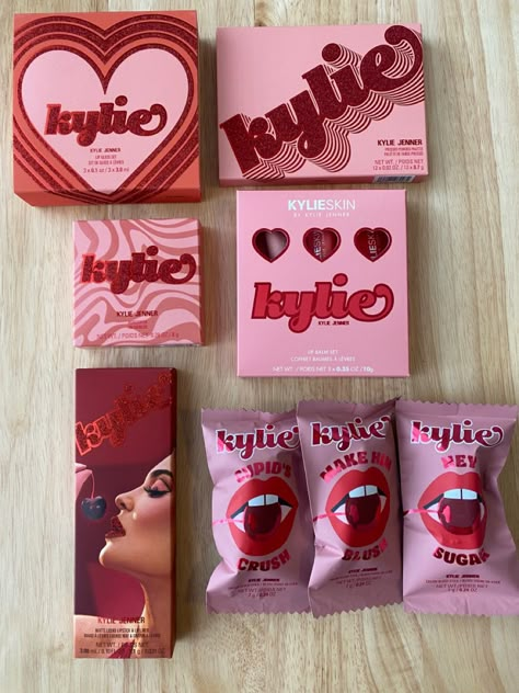 Valentine Package Ideas, Kyle Cosmetics, Penyimpanan Makeup, Cosmetic Inspiration, Kyle Jenner, Cosmetic Packaging Design, Take Care Of Your Skin, Kylie Cosmetic, Beauty Logo Design