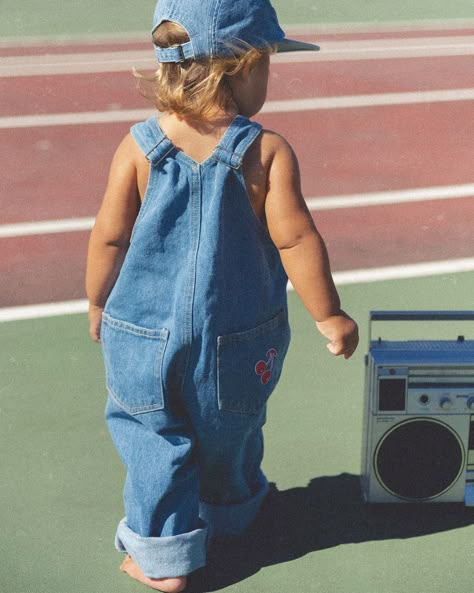 These overalls 🙌🏻 Boy Skater Outfits, Baby Denim Overalls, Boy Skater, Denim Overalls Outfit, Stylish Overalls, Skater Outfit, Cool Baby Clothes, Overalls Outfit, Trendy Denim