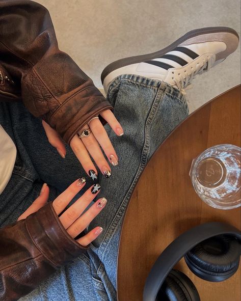 Brown Outfit Nails, Streetwear Nails Short, Gilmore Girls Nails Aesthetic, Stargirl Nails Short, Downtown Girl Nails Short, Rockstar Girlfriend Aesthetic Nails, Oh Who Is She Aesthetic, Brown Star Nails, Star Nails Silver