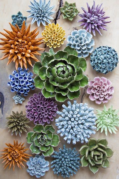 Ceramic Wall Flowers, Pottery Flowers, Wall Flowers, Ceramic Succulent, Pottery Projects, Sculptures Céramiques, Flower Sculptures, Keramik Design, Ceramic Wall Art