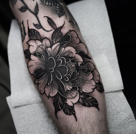 Dragon Tattoo Shoulder, Flower Neck Tattoo, Black Flowers Tattoo, Peony Flower Tattoos, Bodysuit Tattoos, Backpiece Tattoo, Japanese Flower Tattoo, Black Tattoo Cover Up, Maori Tattoos