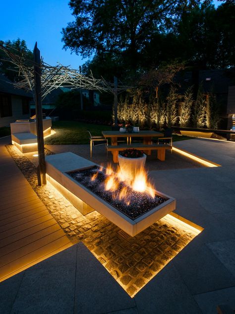 Clean, geometric lines define this modern backyard by Kurt Kraisinger. Landscape lighting, sculptures and a cantilevered fire pit make the space shine after sunset, while a chic lounge space and dining area offer room for entertaining. Design Per Patio, Fire Pit Lighting, Cottage Gardens, Modern Backyard, Fire Features, Backyard Fire, Fire Pit Backyard, Firepit, Backyard Patio Designs