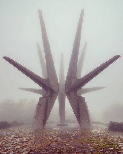 The Kosmaj monument in Serbia is dedicated to soldiers of the Kosmaj Partisan detachment from World War II. Brutalism Architecture, Metal Sculptures, Brutalist Architecture, Futuristic Architecture, Brutalism, Environment Concept Art, Serbia, Art And Architecture, Architecture Photography