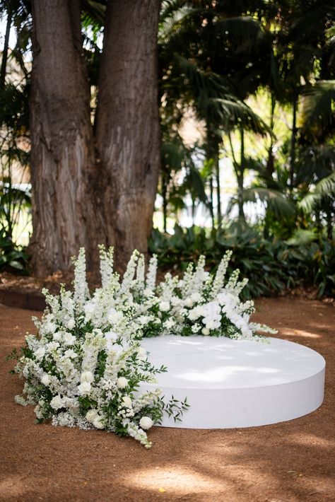 Make Your Ceremony Glamorous Your wedding ceremony is the heart of your big day, why not add a touch of glamour to make it truly unforgettable? Think of it as a little taster of the stunning reception to come! 💍 🌹 Statement Florals: Create a dreamy aisle lined with lush, oversized floral arrangements. Whether you go for elegant white blooms or bold, colourful accents, florals set the tone for a luxurious experience. 🌟 Dramatic Lighting: Add a glow with chandeliers, candlelit pathways or e... Semi Circle Floral Ceremony, Floral Semi Circle, Kate Lewis, Dramatic Lighting, Wedding Arch, Hedges, Accent Colors, Chandeliers, Big Day