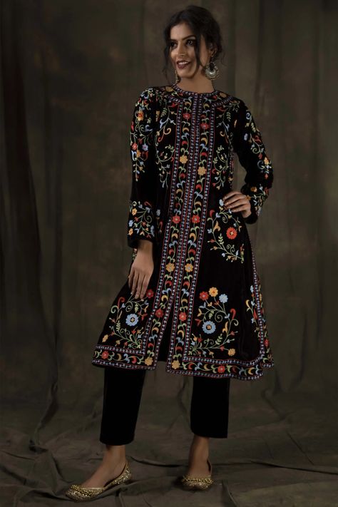 Achkan Suit Women, Velvet Pakistani Dress, Black Jacket Style, Velvet Dresses Outfit, Heena Kochhar, Shalwar Kameez Pakistani, Kurta Women, Desi Wedding Dresses, Girls Attire