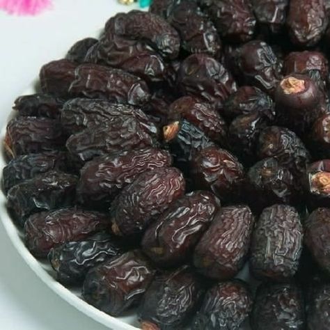 Did you know that dates are one of the types of fruits that can provide your body with energy?  So you must hurry in order to get the best ones we have available. To know the price contact us +60 11-1119 1157 wa.me/601111191157 #beli #kurma #ajwa #dates #ajwadates #ajwastore #datefarms #saudidates #madinahdates #majdoul #ajwakhajoor #healthyfood #makkah #madina #ajwadatesmadinah #date #ajwaorganik #medjool #malaysia Types Of Dates, Plant Based Diet Benefits, Kurma Ajwa, Ajwa Dates, Fruit And Veg Shop, Benefits Of Vitamin A, Apple Cider Vinegar Benefits, Burfi Recipe, Lemon Health Benefits