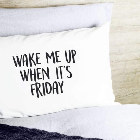 A cute and funny pillow case for everyone who lives for the weekend. Wake me up when it's Friday (affiliate link) Ugh Monday, Homemade Pillow Cases, Quote Pillows, Pillow Case Ideas, Funny Pillow Cases, Pillow Case Design, Funny Throw Pillows, Funny Pillow, White Pillow Cases