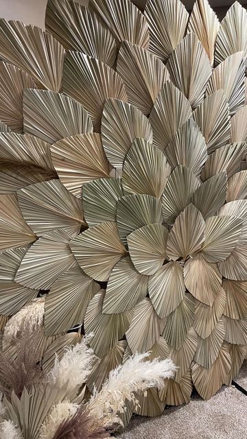 MN WEDDINGS • EVENTS • FLORALS on Instagram: "How many palm leaves do you think I used to create this 6x6 Palm Grid Wall⁉️ #REPOST to your story with your answer❗️ 🚨TUTORIAL LINK IN OUR BIO❗️🚨 This was on of my favorite pieces from our Boho Gender Reveal this past weekend. Overall it took me about 3 hours to assemble! I wasn’t sure how it would come together in the end but when it did.. it come out beautifully!! 🤩🤩 Want a TUTORIAL or want to know the products used to create this look⁉️ Com Boho Palm Backdrop, Diy Palm Leaves Decor, Paper Palm Leaves Backdrop, How To Make Palm Leaves, Paper Palm Leaves Diy, Palm Leaf Backdrop, Dried Palm Backdrop, Instagram Wall Ideas, Diy Palm Leaves