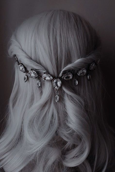 #fashion #hair #classic #aesthetic #pinup #witch #acotar #pagan #darkfeminine #boudoir #darkacademia #sixofcrows #witchy #forest #cottagecore #fae #fairycore #cosplay #woods #elopement #moon #solstice #hygge #gothgirl #gameofthrones Braided Hairstyle, Trendy Hairstyle, Fantasy Hair, Penteado Cabelo Curto, Mother Of Dragons, Hair Reference, Silver Hair, White Hair, Hairstyle Ideas