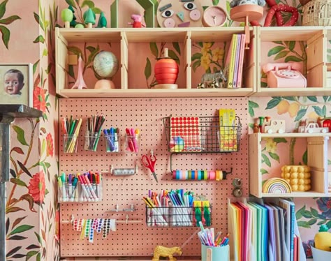 Eclectic Craft Room, Art Corner Bedroom, Eclectic Desk, Craft Room Inspiration, Crafting Desk, Creative Workspace Inspiration, Dream Art Room, Art Studio Space, Art Studio Room