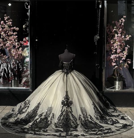 Black And White Quince Dress, Black And White Quinceanera Dresses, Quince Outfits, Black Quinceanera, Quinceanera Dresses Black, Nightmare Before Christmas Wedding, Mexican Quinceanera Dresses, Quinceanera Themes Dresses, White Quinceanera Dresses