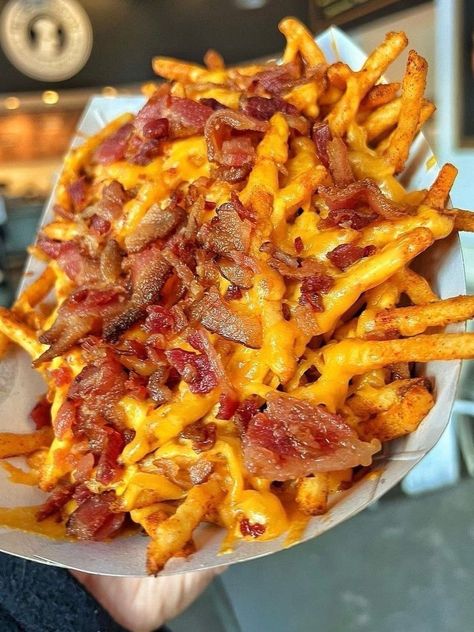 Fair Fries, Baconator Fries, Cheesy Fries, Loaded Fries, Healthy Food Dishes, Food Babe, Food Therapy, Yummy Comfort Food, Think Food