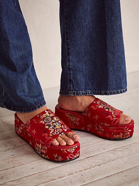 Free People Sandals, Brocade Pattern, Flatform Sandals, Mule Sandals, Dream Shoes, Style Chic, Platform Sandals, Boho Outfits, On Shoes