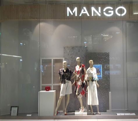 Mango Window Display, Mango Ideas, Visual Merchandising Fashion, Fashion Window Display, Mango Shop, Clothing Display, Retail Store Interior Design, Clothing Store Design, Fashion Displays