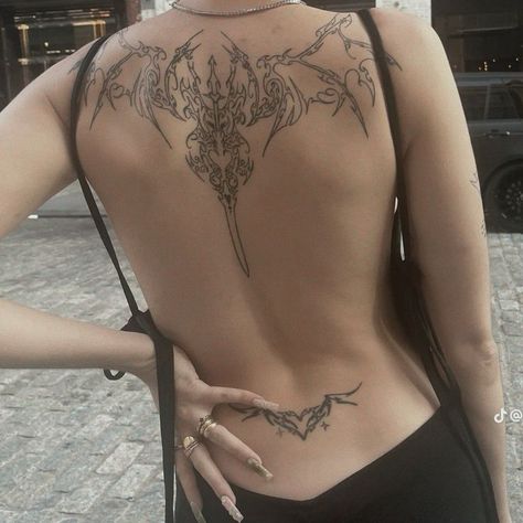 Cyberpunk Back Tattoo, Cyberpunk Tattoos, Cyberpunk Tattoo, Photography Tattoo, Upper Back Tattoos, Dragon Tattoo For Women, Small Pretty Tattoos, Spine Tattoos For Women, Cute Little Tattoos