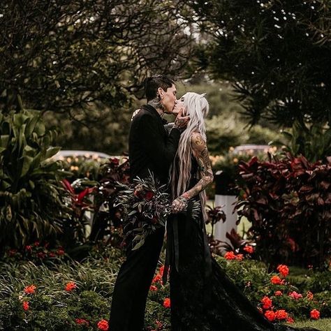 Dark Wedding Photoshoot Ideas, Gothic Wedding Ideas, Mafia Wedding, Prewed Photoshoot, Tattooed Brides, Dark Romantic Wedding, Gothic Wedding Theme, Dark Wedding Theme, Poses Photoshoot