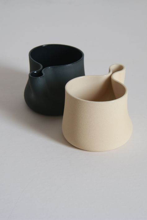 Mug With Unique Handle, 3d Clay Printing, Ceramic Mug Handles Ideas, Thumb Mug, Mug Clay Designs, Pottery Mug Handles Ideas, Hand Ceramics Ideas, Unique Mug Handles, Ceramic Pottery Mug