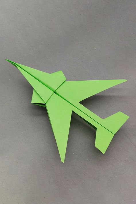 Simple tutorial on how to make a jet paper airplane for long distances...come and see how easy it is to make an amazing jet that will bring you a lot of fun...let's go #paperjet #flyfarpaperjet #origamijet Jet Paper Airplane, Easy Paper Airplane, Paper Jet, Make Paper Plane, Easy Jet, Paper Craft Ideas, Airplane Design, Paper Airplane, Make Paper