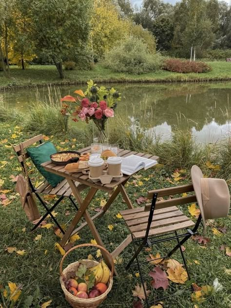 Tara Core, Cottagecore Picnic, Cottagecore Life, Picnic Inspo, Picnic Inspiration, Picnic Aesthetic, Picnic Date, Picnic Ideas, Cottage Core Aesthetic