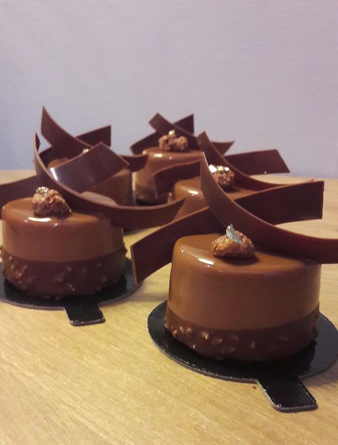 La recette permet de préparer 6 à 8 mini entremets d’un diamètre de 6cm et de 3,5cm de haut. Matériel à prévoir (10% de remise chez CUISINESHOP avec le code promo « julien») cercle à entremet de 18… Mini Patisserie, Patisserie Design, Patisserie Fine, Individual Desserts, Small Desserts, Fancy Desserts, Mini Cheesecakes, Coffee Tasting, Vegan Dessert Recipes