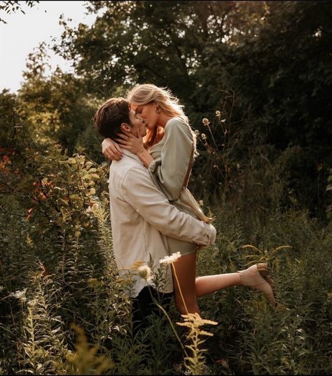 Late Summer Couples Photoshoot, Couples Photoshoot Greenery, Outfit Ideas For Couples Photoshoot Fall, Smiling Engagement Pictures, Couple Photoshoot In The Woods, Fall Engagement Photo Shoot, Jeans And White Shirt Engagement Photos, Hottest Couple Pose, Champagne Couples Photos