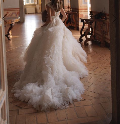 Airy Wedding Dress, Wedding Gown Trends, Ballgown Wedding Dress, Fairy Tale Wedding Dress, Ruffle Wedding Dress, Ballgown Wedding, Detachable Sleeves, Wedding Dresses Corset, Traditional Wedding Dresses