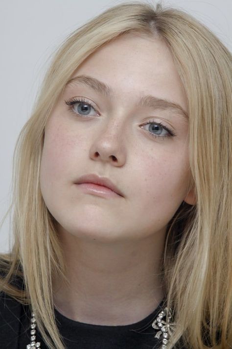 Dakota Fanning Aesthetic, Fanning Dakota, Dakota Fanning Hair, European Beauty, Fanning Sisters, Dakota Style, Dakota And Elle Fanning, Dakota Fanning, Model Face