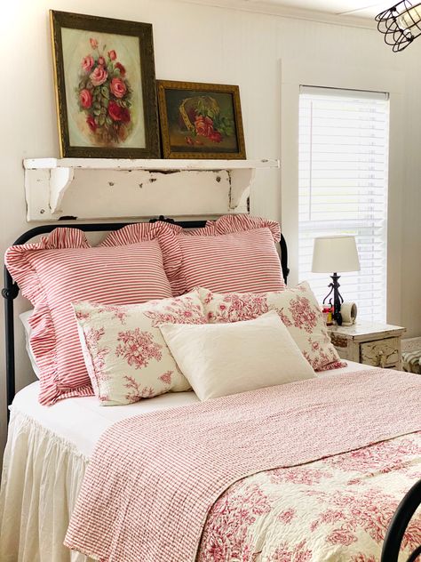 Vintage Bedspread Ideas, Bathroom Wall Decoration Ideas, Pink Farmhouse Bedroom, Granny Chic Bedroom, Shabby Bedroom, English Cottage Decor, Casa Country, Country Cottage Decor, Cottage Bedroom