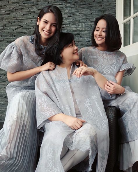 Saptodjojokartiko Outer, Outer Lebaran, Family Portrait Photography Poses, Eid Outfits Ideas, Organza Outer, Lebaran Outfit, Kebaya Lamaran, Dress Brokat Modern, Eid Outfit Ideas