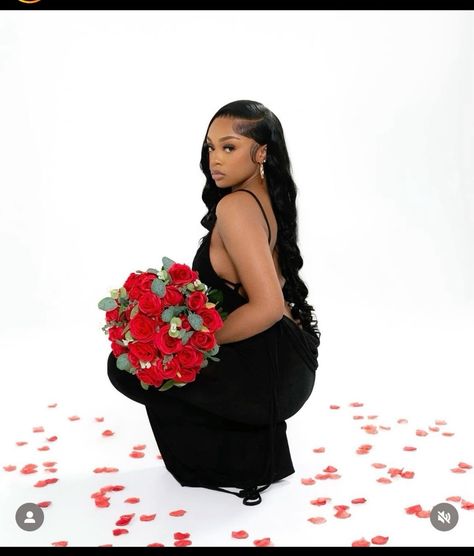 Black Women Roses Photoshoot, Bouquet Birthday Photoshoot, Flower Bouquet Photoshoot Ideas, Birthday Photoshoot Ideas With Flowers, Bouquet Photoshoot Ideas, Roses Photoshoot Ideas, 19 Bday, Bday Photoshoot, 18th Birthday Outfit