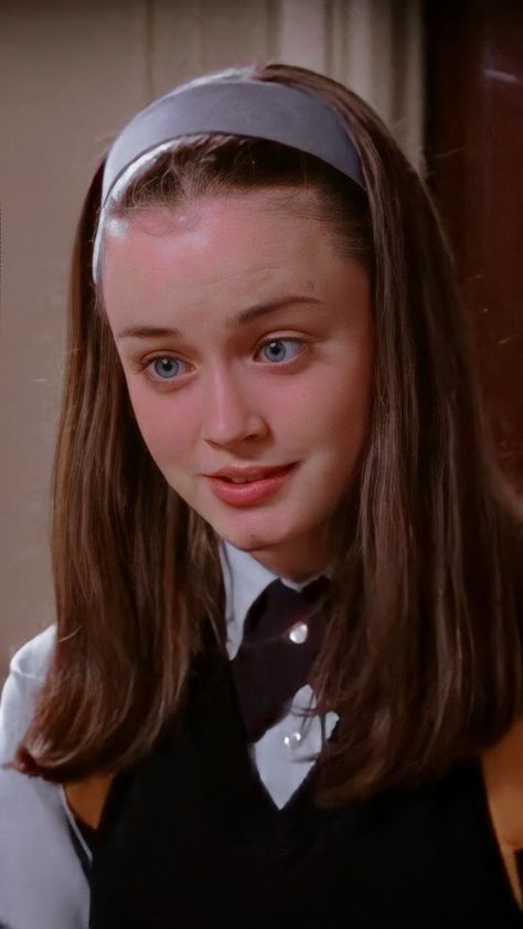 Headband Rory Gilmore, Rory Headband, Rory Gilmore Headband, Rory Gilmore Hair, Gilmore Girls Seasons, Gilmore Girl, Alexis Bledel, Blowout Hair, Rory Gilmore