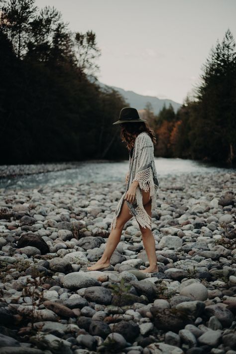 #photographer #portrait #outside #westcoast #river #mountains #portraitphotographytips #portraitphotographer Nature Photography Scenery, Outdoor Self Portrait Photography, River Photography Ideas, Photoshoot Mountains, Riverside Photoshoot, Stream Photoshoot, Outdoor Self Portraits, Nature Portraits, In River Photoshoot