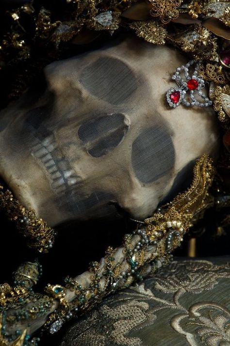 Skull Treasure | Heavenly Bodies by Paul Koudounaris 2013 Olgierd Von Everec, Lovely Bones, Heavenly Bodies, Vox Machina, Hades And Persephone, The Skull, Throne Of Glass, Critical Role, Skull And Bones