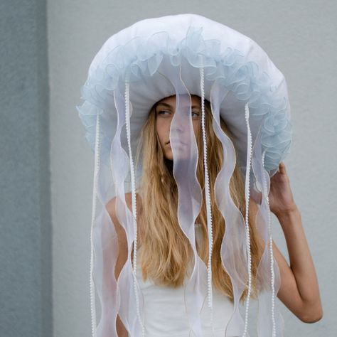 Jellyfish Hat Diy, Jellyfish Hat Costume, Jellyfish Beret, Umbrella Jellyfish Costume, Jelly Fish Hat, Flower Hat Jellyfish, Crown Jellyfish, Jellyfish Fashion, Jellyfish Hat