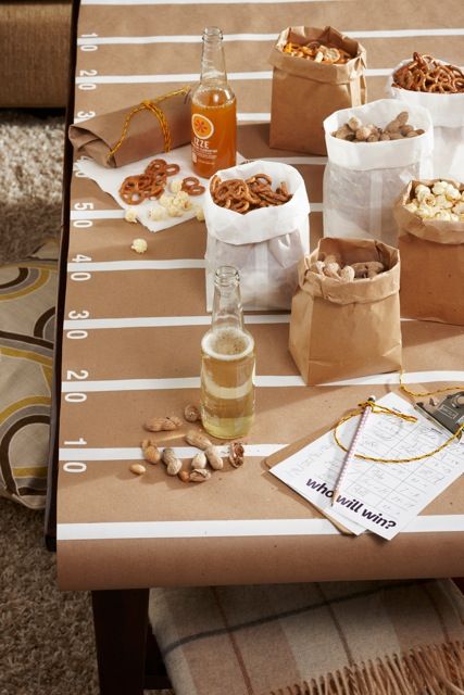 The football field table cover brings the game inside!  You can pull it all together easily with Craft paper, white electrical tape from the hardware store and craft store adhesive numbers . Diy Super Bowl, Fall Tailgating, Football Table, Football Diy, Sport Food, Football Tailgate, Super Bowl Party, Super Bowl Sunday, Football Themes