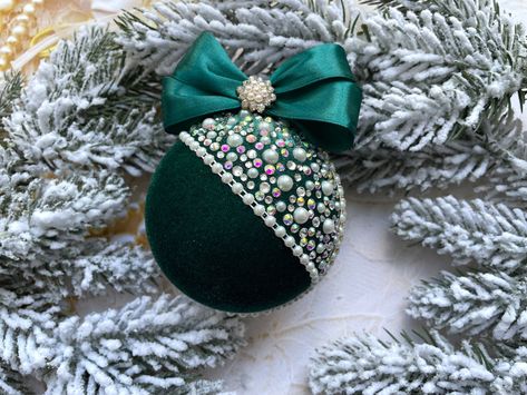 Elevate your Christmas decor with our Velvet Christmas Ornaments, adorned with sparkling rhinestones and elegant pearls. Handcrafted with premium velvet, these luxurious ornaments add sophistication and timeless beauty to your Christmas tree. ✅Handcrafted Quality: Each ornament is meticulously made with attention to detail, ensuring a unique, high-quality product. ✅Premium Materials: We use the finest velvet, rhinestones, and pearls for lasting beauty. ✅Exclusive Designs: Our unique ornaments ad Bedazzled Ornaments, Bling Ornaments, Jewelry Christmas Ornaments, Velvet Christmas Ornaments, Emerald Christmas, Jeweled Christmas Ornaments, Velvet Ornaments, Christmas Ball Ornaments Diy, Christmas Glitter Ornaments