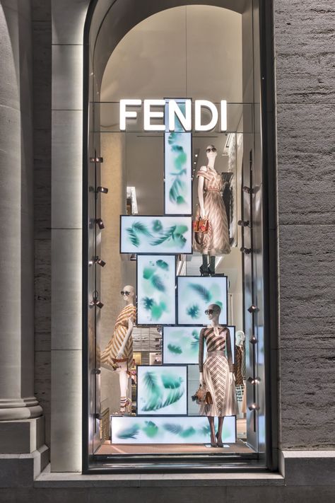 FENDI, Madison Avenue, New York, USA, "A Touch of Tropical Fever", pinned by Ton van der Veer Fendi Window Display, Unique Mannequin, Architecture Art Nouveau, Vogue Kids, Visual Merchandiser, Shop Sign Design, Online Shop Design, Store Windows, Shop Window Design