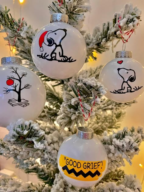 Ortamint Ideas, Snoopy Christmas Ornaments Diy, Peanuts Themed Christmas Tree, Snoopy Christmas Tree Decorations, Diy Brown Ornaments, Charlie Brown Ornaments Diy, Christmas Ornament Decor Ideas, Charlie Brown Christmas Ornaments, Snoopy Ornaments Diy