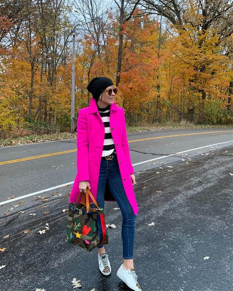 Hot Pink Jacket Outfit Winter, Fushia Coat Outfit, Outfit Saco Fiusha, Fuschia Coat Outfit, Fuchsia Trench Coat Outfit, Magenta Coat Outfit, Fuschia Coat Outfit Winter, Hot Pink Coat Outfit, Hot Pink Trench Coat Outfit