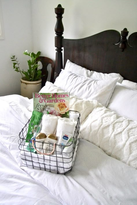 How to Put Together the Perfect Guest Room Basket • Sage to Silver Guest Room Amenities Gift Baskets, Bed And Breakfast Bedrooms, Setting Up A Guest Room, Guest Room Details, Cute Guest Room Ideas, Guest Bedroom Amenities, Guest Room Gifts, Guest Room Gift Basket, Guest Room Set Up