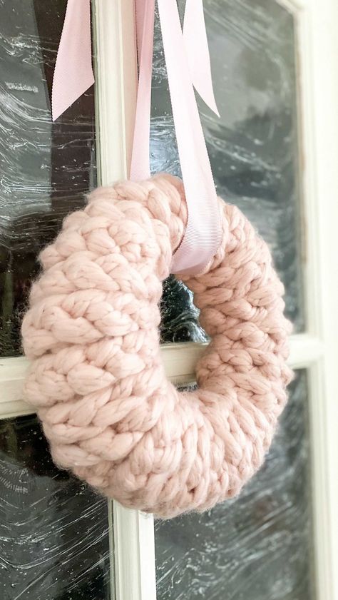 Finger Knitting Wreath, Braided Yarn Wreath, Thick Yarn Crafts, Chunky Yarn Crafts, Chunky Yarn Wreath, Diy Wreath Tutorial, Loop Yarn Wreath, Knitted Wreath, Christmas Yarn Wreaths