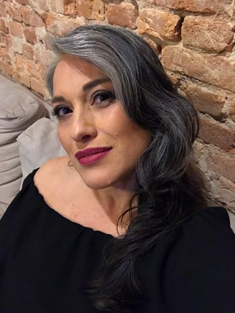 Beautiful🌸 Gray Blonde Hair, Grey Hairstyle, Grey Hair Journey, Mexican Hairstyles, Gray Blonde, Going Gray Gracefully, Grey Blonde Hair, Silver Haired Beauties, Pepper Hair