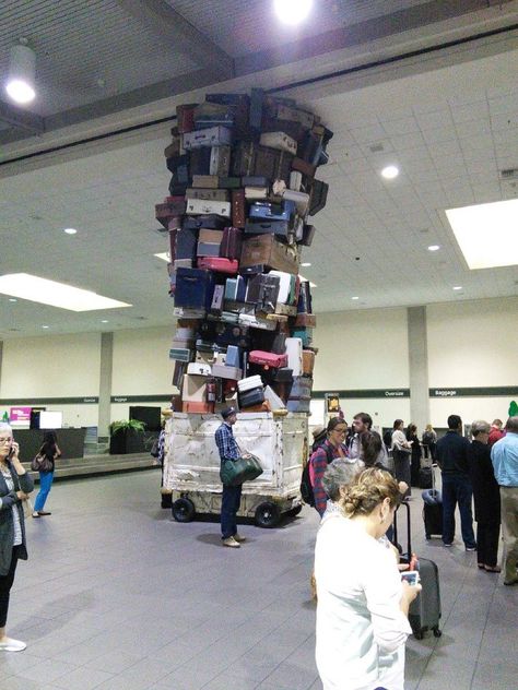 Funny And Weird Airport Photos To Help You Pass The Time Till Your Flight - CheezCake - Parenting | Relationships | Food | Lifestyle Monday Humor, Pinterest Humor, Some Jokes, Airport Photos, Twilight Movie, Weird Pictures, Too Funny, Ha Ha, Funny Pics