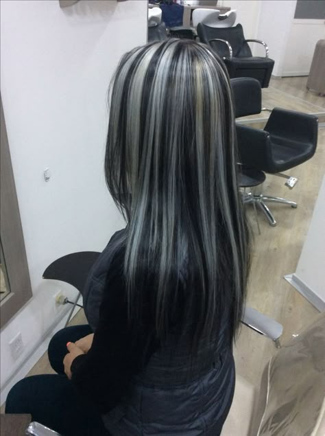 Skunk Hair, Hair Streaks, Dyed Hair Inspiration, Hair Dye Ideas, Hair Inspiration Color, Cool Hair, Hair Inspo Color, Hair Colours, Dream Hair