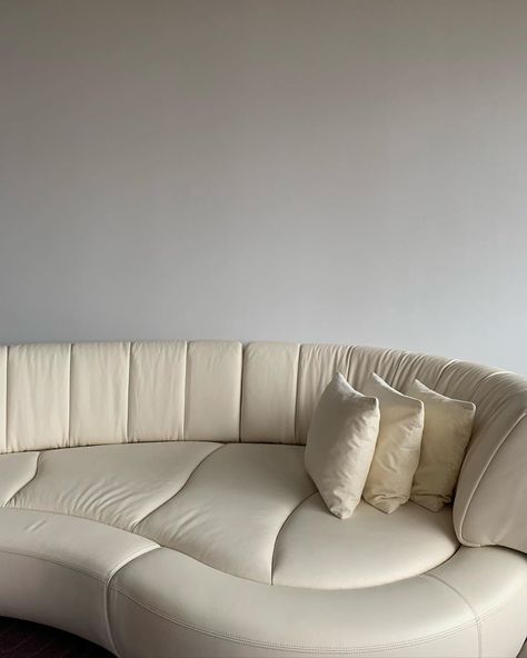 Olivia Faeh on Instagram: “Dream sofa ✨” White Leather Couch Living Room, Leather Couch Living Room, White Leather Couch, White Couch, Couch Living Room, Dream Sofas, Minimal Living, Leather Couch, White Sofas