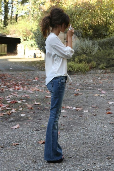 973a5f0ccbc4ee3524ccf035d35b284bdesc42372970ri A Well Traveled Woman, High Pony, Ethno Style, Flair Jeans, Low Rise Flare Jeans, Mode Casual, Cooler Look, Looks Street Style, Mode Inspo